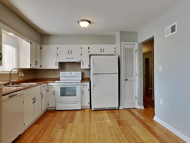 Building Photo - Charming 3-Bed, 2-Bath Home in Blue Springs with Garage