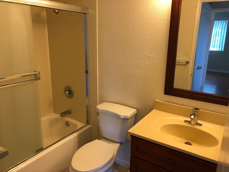 Upstairs bath - 24352 Dover Ln