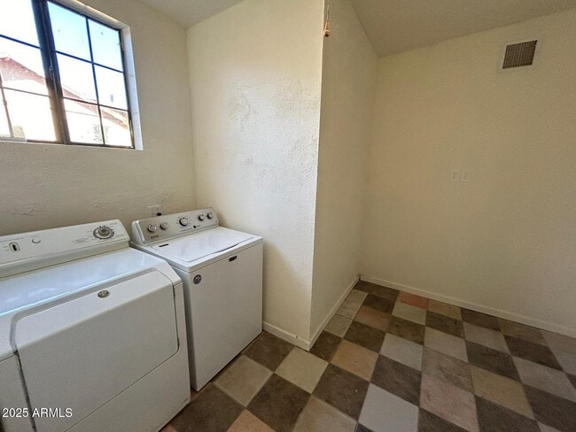 Building Photo - 1957 N Douglas Ave