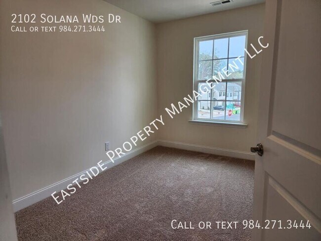 Building Photo - 2102 Solana Wds Dr