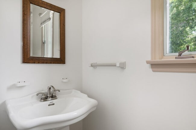 Building Photo - 5 Bed/4.5 Bath Undergrads OK Close to VT