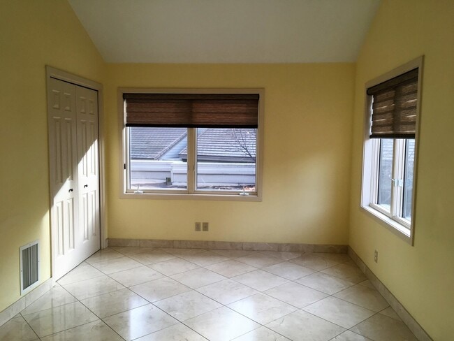 Building Photo - Beautiful Riverfront Condo in NW Bend!