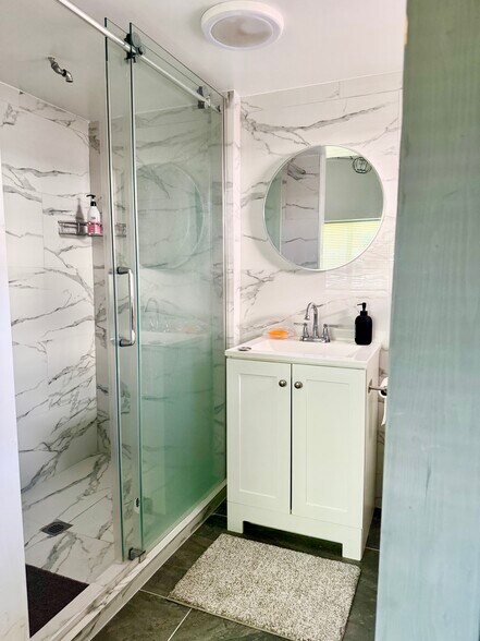 Building Photo - 6015 N Alturas Ave