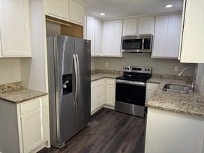 Building Photo - 3 Bed/2 Bath Townhouse near Downtown Shakopee- Available Now!