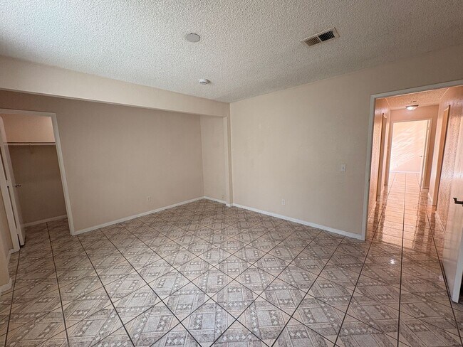 Building Photo - 4 Bed, 2 Bath in Bloomington!