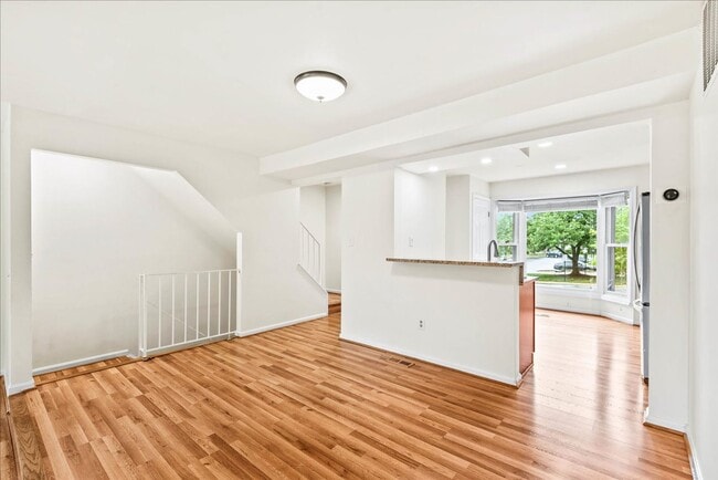 Building Photo - Charming 3-Level Townhome