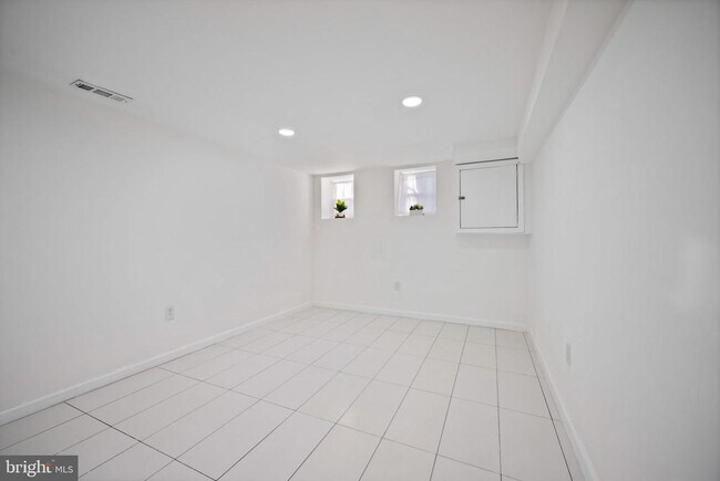 Building Photo - 1015 Riverside Ave