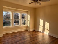 Building Photo - Winter Move-In Special!! Inner SE ::: RARE Opening, Vintage 1bd Near Belmont & Hawthorne!