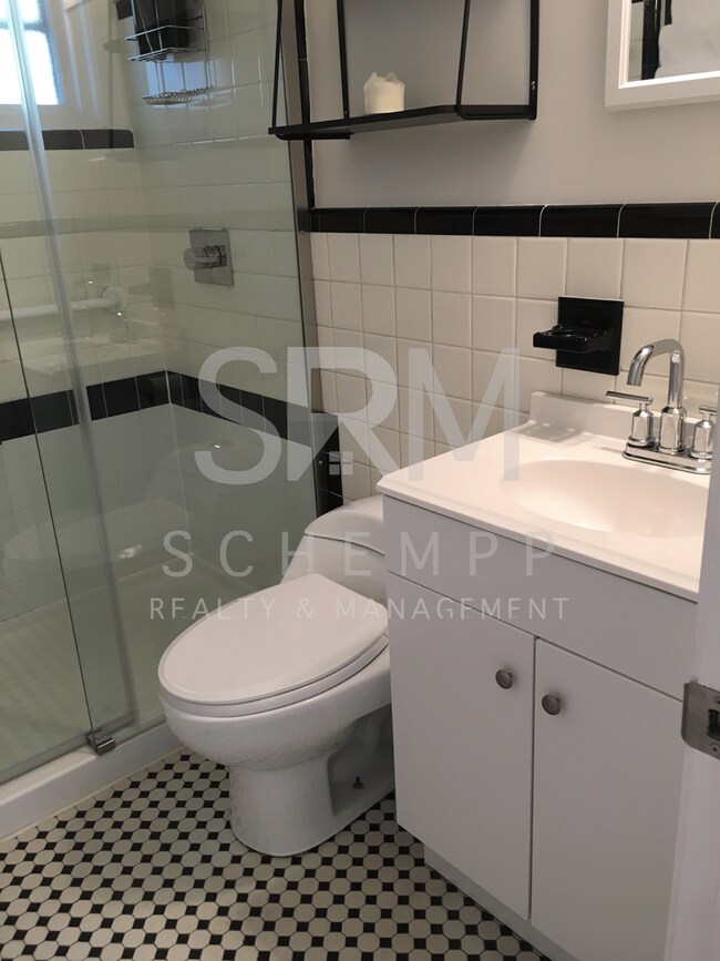 Building Photo - Updated 4BR with two living spaces in Hikes Point **Available Now**