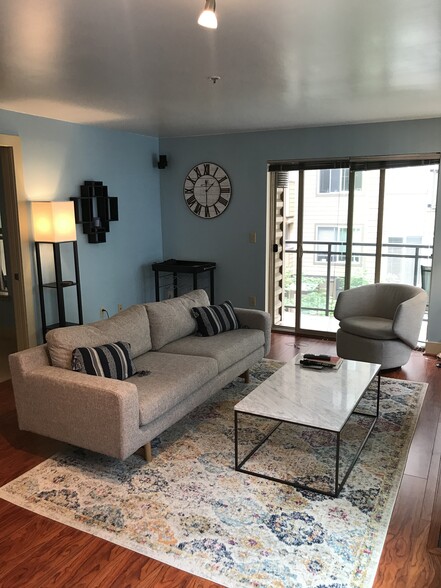 Living Room - 1550 Eastlake Ave E #306