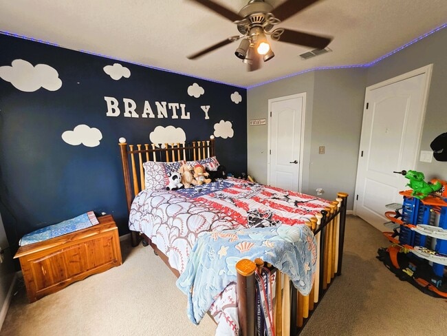 Building Photo - Large Home On Cul-De-Sac!