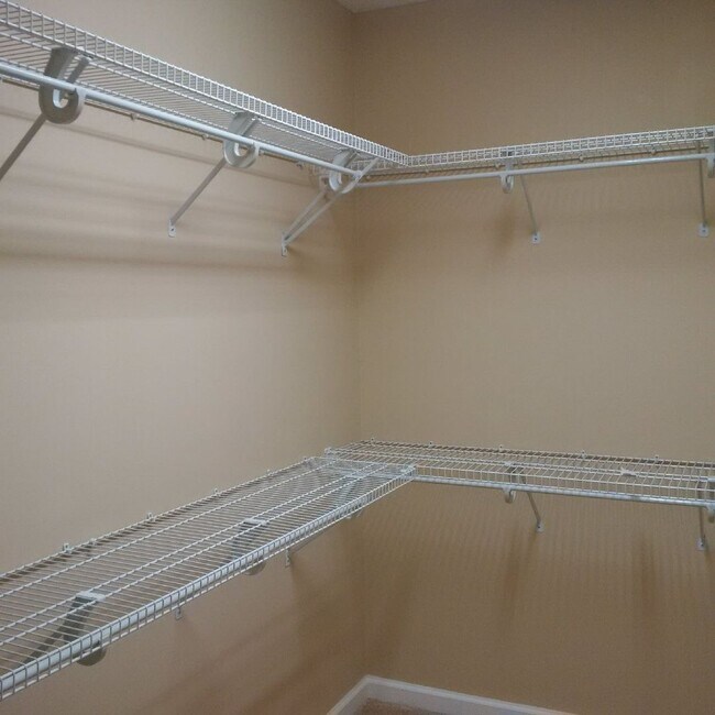 Building Photo - Beautiful 4 Bedroom 2 and 1/2 bath home in...