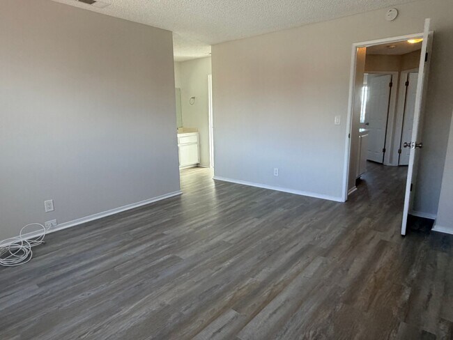 Building Photo - 3+2.5 Two Story in Tehachapi City