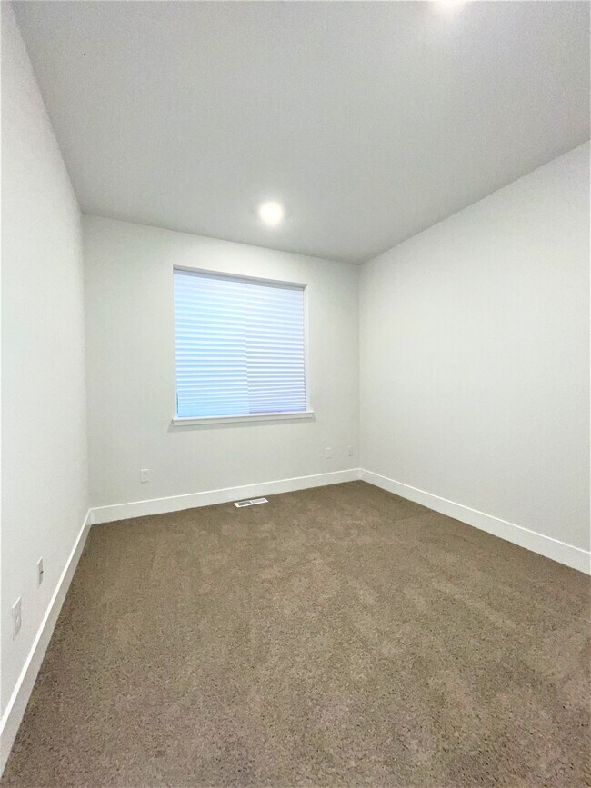 Building Photo - 18405 SW Buckhorn Dr