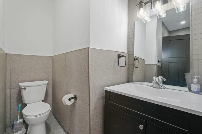 Building Photo - 2278 Ridgeway Ave
