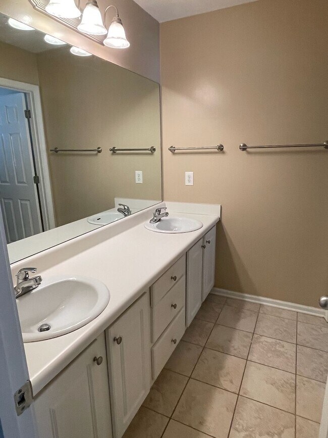 Building Photo - Four oversized bedrooms, Grayson High School