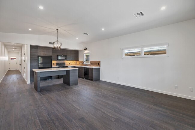 Building Photo - Newer Garfield District Duplex now available!