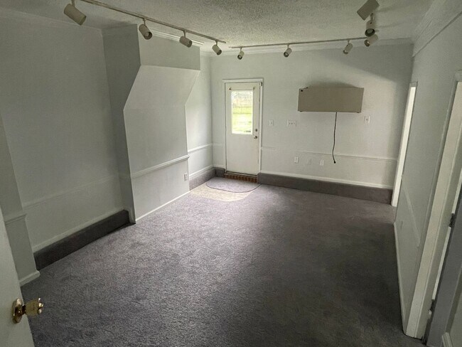 Building Photo - Spacious Chesterfield 2 Story