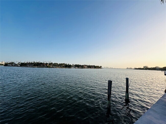 Building Photo - 946 Bay Dr E