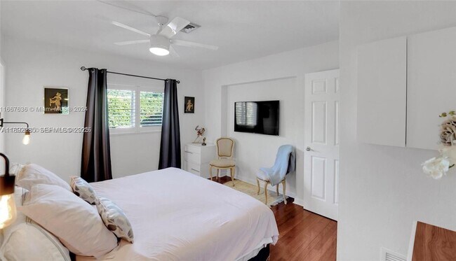 Building Photo - 640 NW 12th Ave