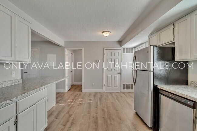 Building Photo - 1731 W Garden Dr