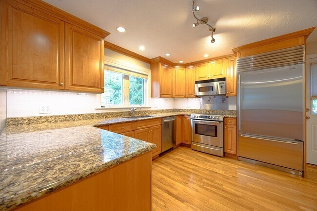 Building Photo - 6 Peachtree Ln