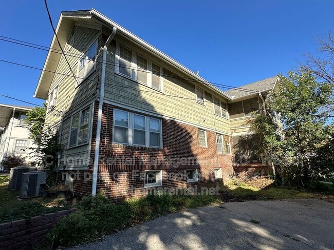 Building Photo - 207 W 51 Terrace