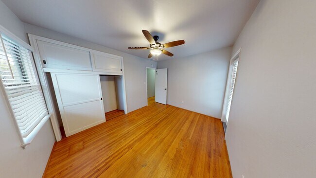 Building Photo - Large 3 bed 2 bath on 62nd!
