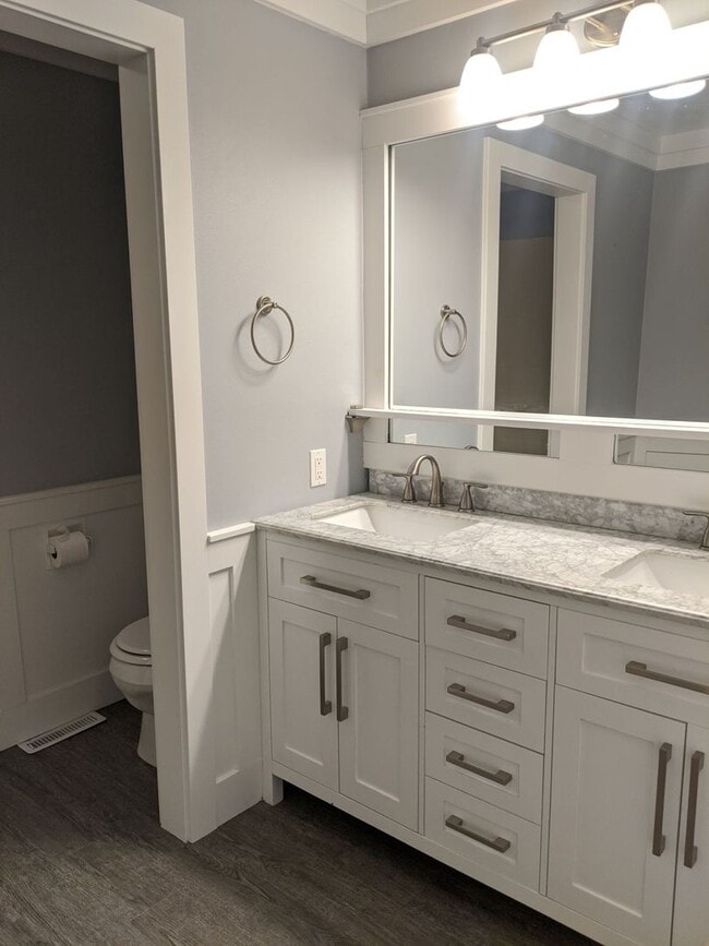 Building Photo - Cute 3 Bedroom Condo