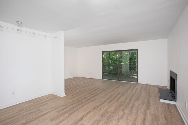 Building Photo - 3 level end unit townhome in AWESOME location!