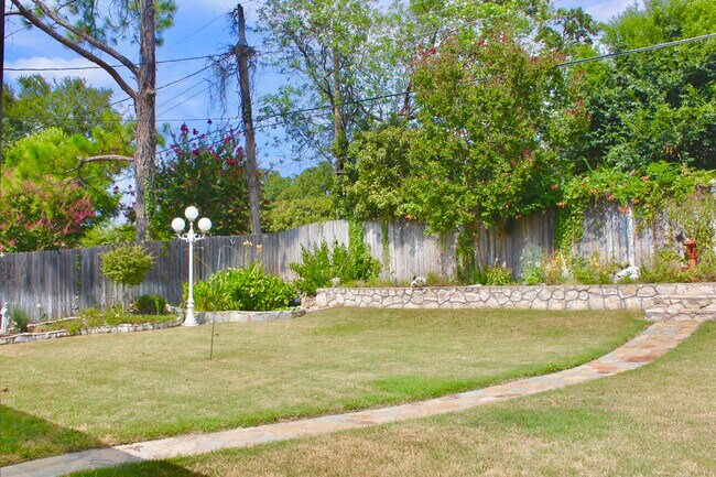 Building Photo - 2120 Mountainview Dr