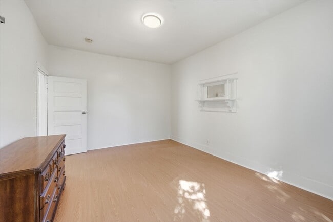 Building Photo - 281 River St