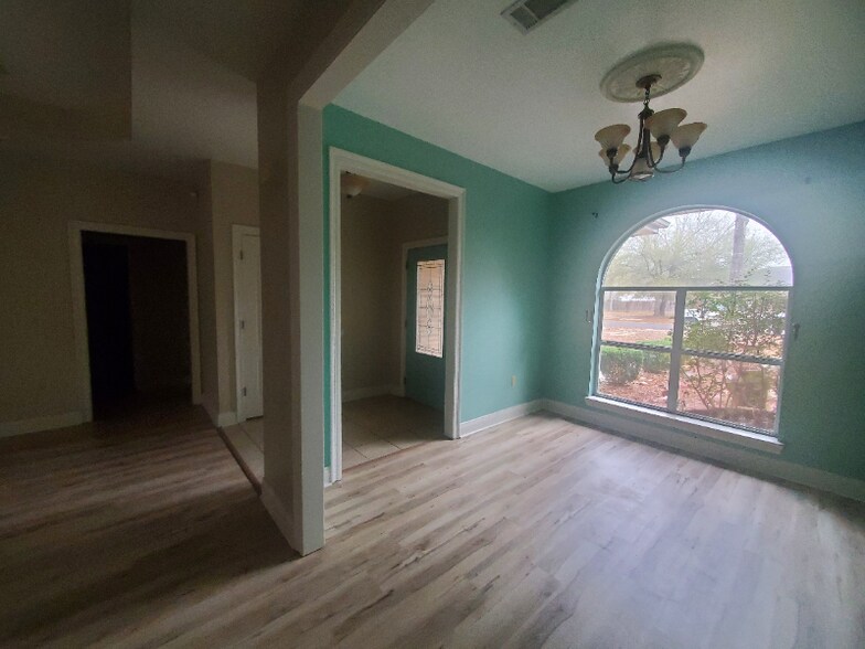 Building Photo - 1061 Gage Dr