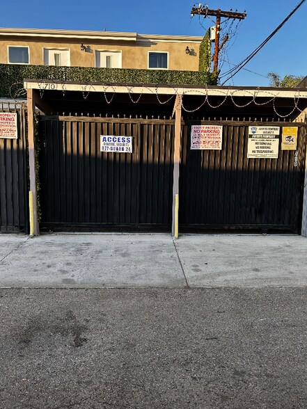 Building Photo - 710 N Fuller Ave
