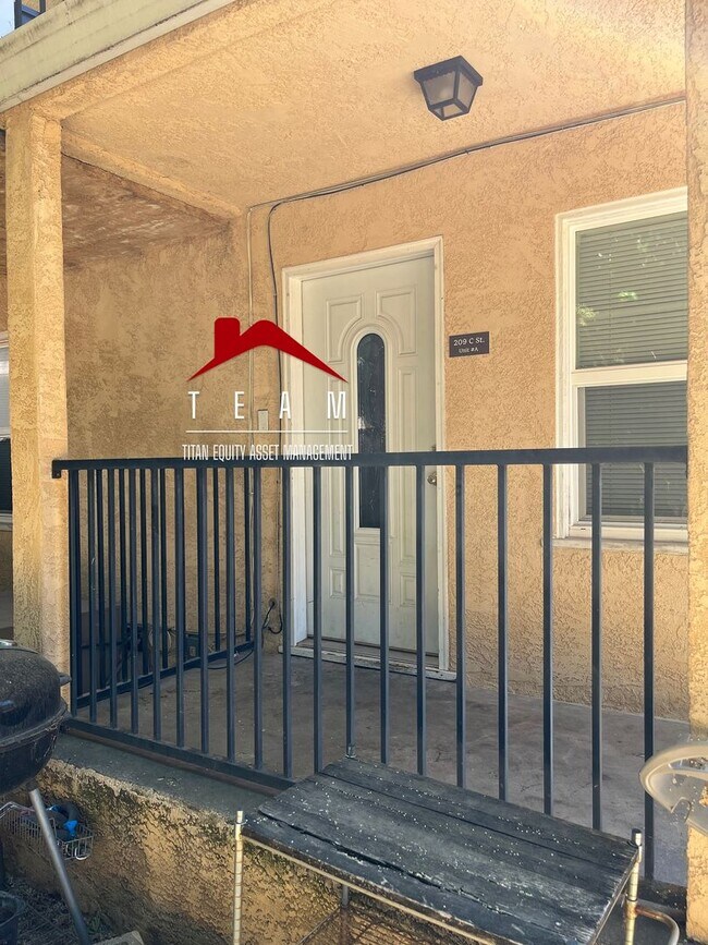 Building Photo - Charming first floor unit on the alley