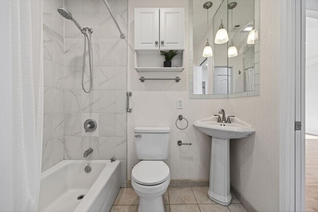 Building Photo - 2007 Poli St