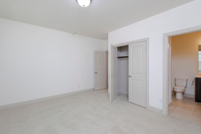 Building Photo - This house offers beautiful open floor plan with high ceilings and lots of natural light.