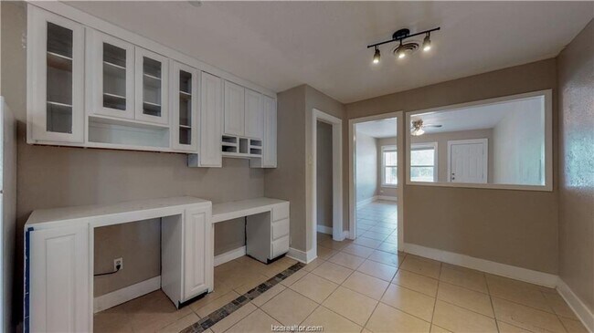 Building Photo - HUGE 4/4 in Eastgate!!