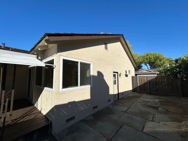 Building Photo - Beautifully Renovated 4 Bedroom 2 Bath Sin...