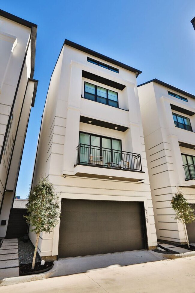 Building Photo - For Lease | 3 Bed, 3.5 Bath | 2,610 Sq Ft | Westheimer Estates |