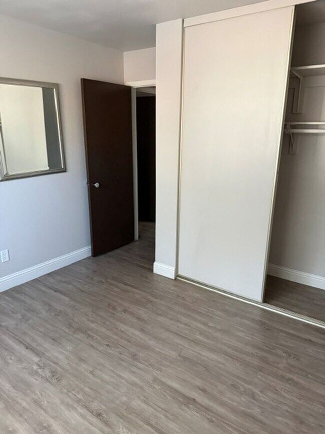 Building Photo - Lovely sunny corner lot unit available now and pet friendly!! Call to inquire today.