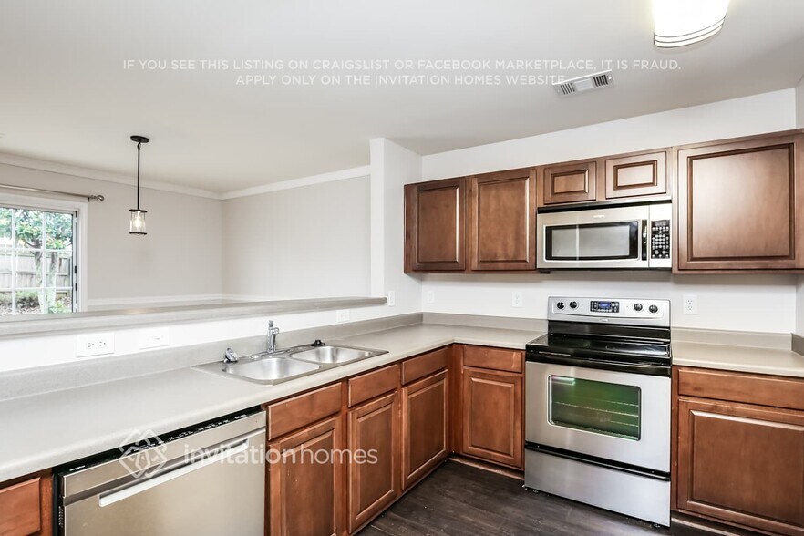 Building Photo - 2820 Englewood Dr