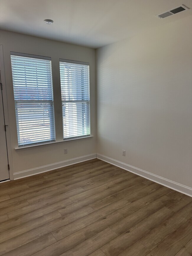 Building Photo - 1027 S Point Rd