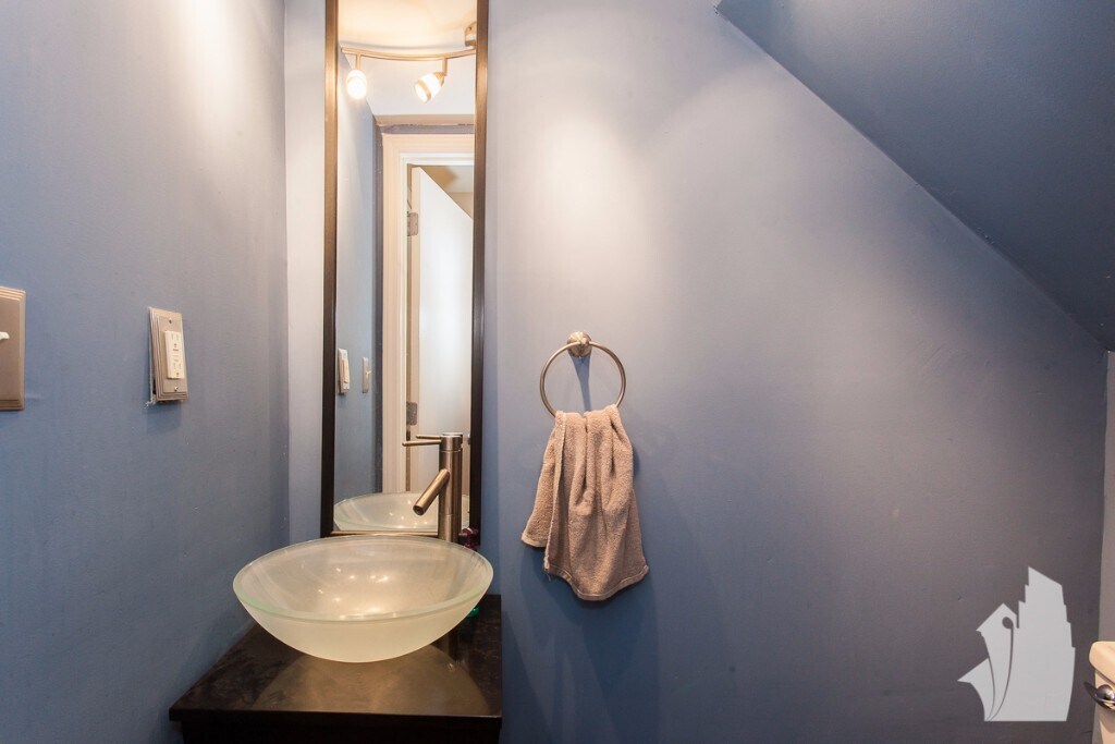 Building Photo - 616 N Paulina St