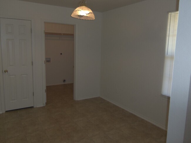 Building Photo - 4 Bedroom 2 Bath