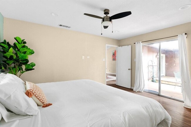 Building Photo - 2320 Montclaire St