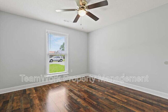 Building Photo - 313 Clearwater Dr