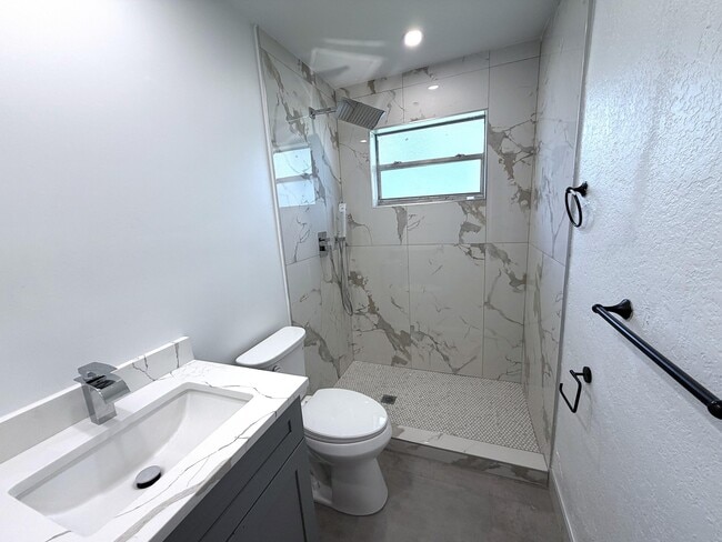 Building Photo - 4019 Woodside Dr