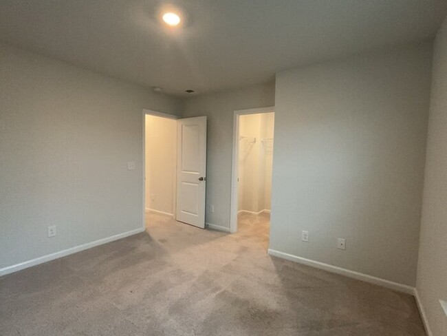 Building Photo - "Discover Spacious Comfort: 4-Bedroom Gem ...