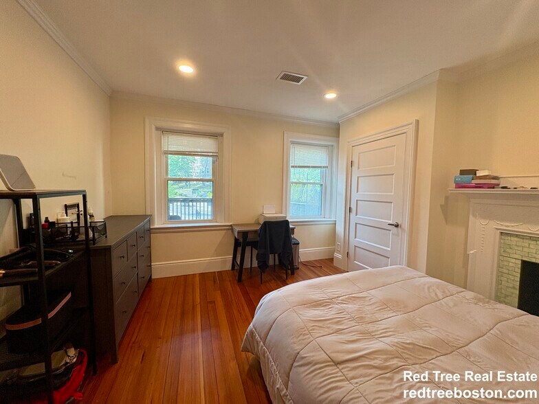 Building Photo - 1616 Beacon St